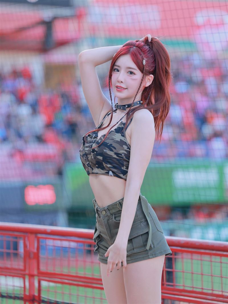 啦啦隊女神菲菲擁著甜美外型，和火辣身材，被稱作「啦啦隊新有菜」。（圖／翻攝自臉書）