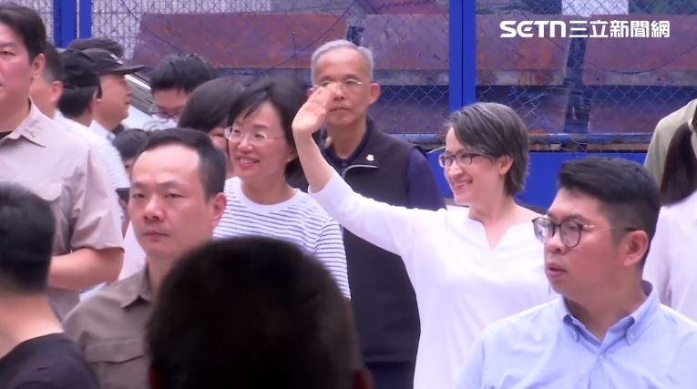 蕭美琴由蘇巧慧陪同到永和戶籍所在地投罷免票，民眾見到相當驚喜喊「副總統好」，她也開心地揮手回應「各位鄰居朋友」。（圖／翻攝畫面）