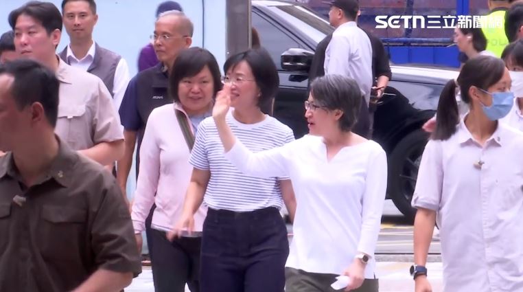 蕭美琴現身罷免投票所，民眾驚喜喊副總統好，她也揮手回應。（圖／翻攝畫面）