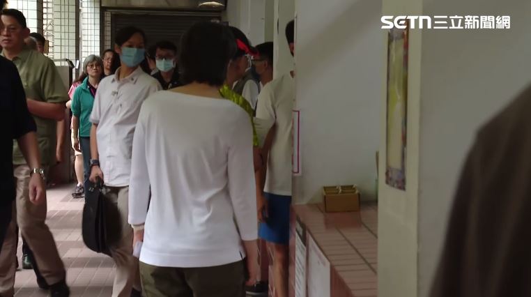 蕭美琴與一般民眾一起排隊。（圖／翻攝畫面）