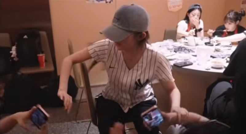 李珠珢被前隊友朴星垠與高佳彬狂拍，表情無奈又好笑。（圖／翻攝自YouTube-富邦悍將頻道）