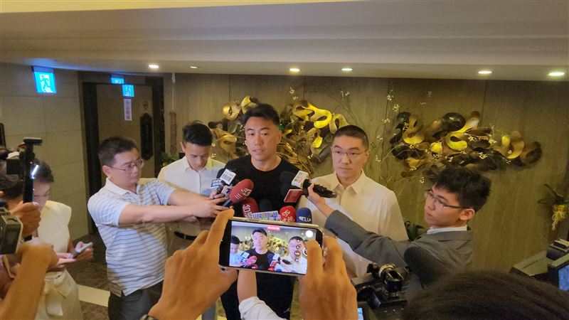 基隆市長謝國樑與林沛祥同時現身，林沛祥5分鐘完成投完票迅速離開。（圖／記者鍾志鵬攝影）