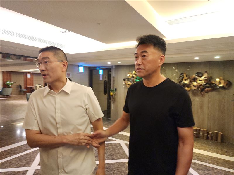 基隆市長謝國樑與林沛祥同時現身，林沛祥5分鐘完成投完票迅速離開。（圖／記者鍾志鵬攝影）