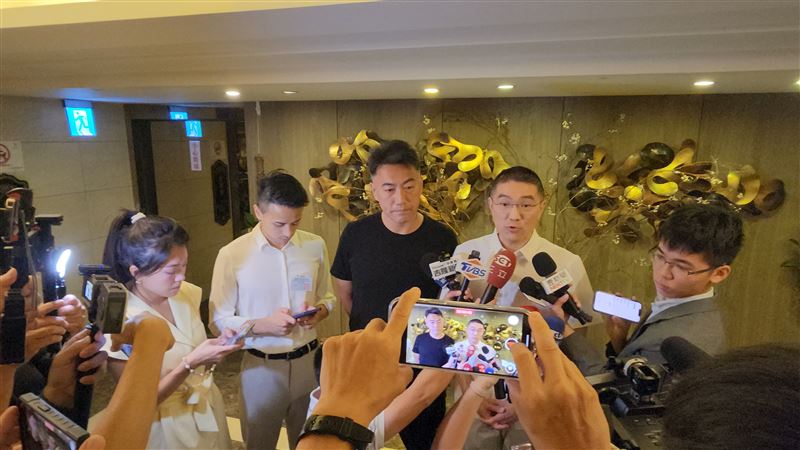 基隆市長謝國樑與林沛祥同時現身，林沛祥5分鐘完成投完票迅速離開。（圖／記者鍾志鵬攝影）