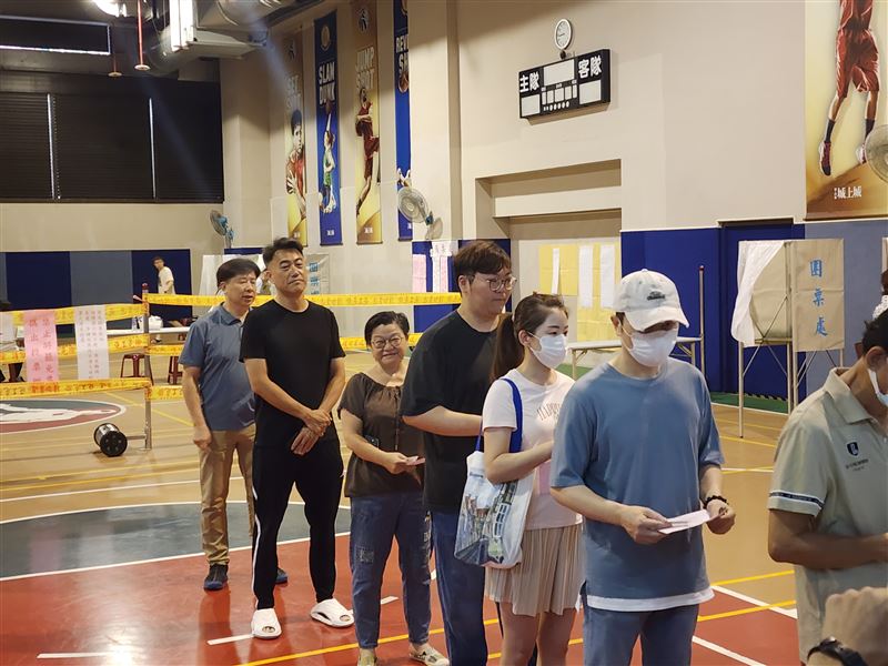 基隆市長謝國樑與林沛祥同時現身，林沛祥5分鐘完成投完票迅速離開。（圖／記者鍾志鵬攝影）