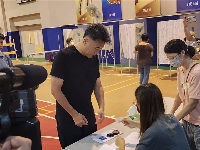 基隆市長謝國樑與林沛祥同時現身，林沛祥5分鐘完成投完票迅速離開。（圖／記者鍾志鵬攝影）
