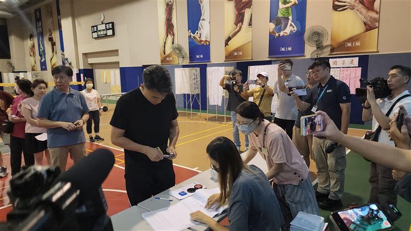基隆市長謝國樑與林沛祥同時現身，林沛祥5分鐘完成投完票迅速離開。（圖／記者鍾志鵬攝影）