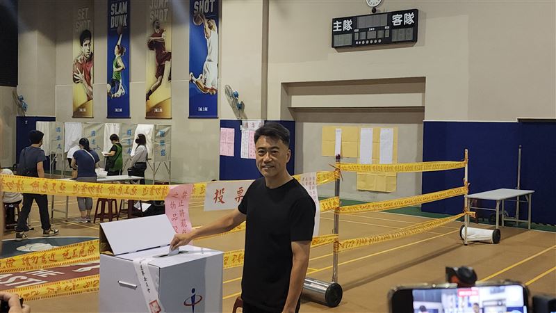 基隆市長謝國樑與林沛祥同時現身，林沛祥5分鐘完成投完票迅速離開。（圖／記者鍾志鵬攝影）