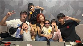 莊凱勛貼出和樂的全家照片。（圖／翻攝自臉書）