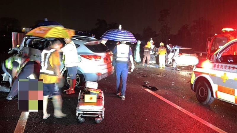 這起車禍造成2名自小客駕駛死亡。（圖／翻攝畫面）