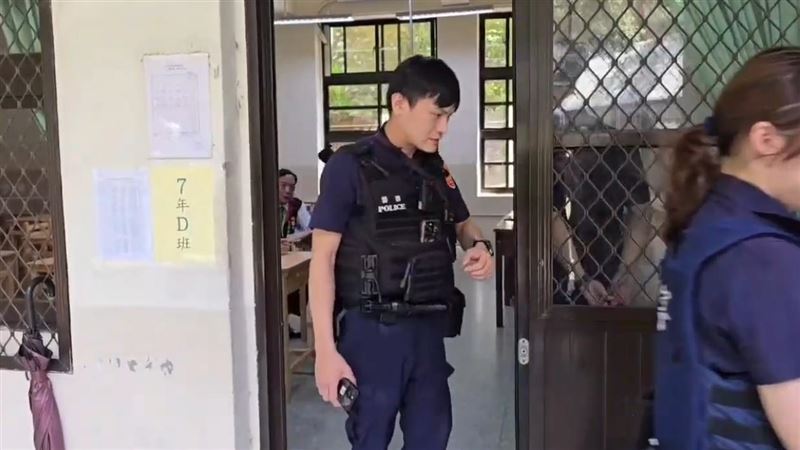 民眾疑似因蓋錯章，怒將選票撕毀。（圖／翻攝畫面）