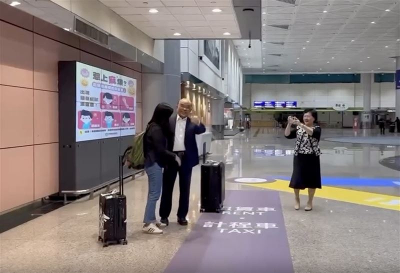 蘇貞昌機場接女兒遇到接機超人。（圖/蘇貞昌threads）
