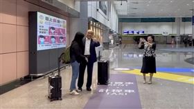 蘇貞昌機場接女兒遇到接機超人。（圖/蘇貞昌threads）