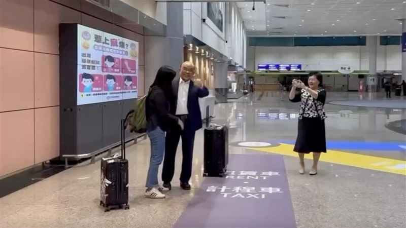蘇貞昌遇接機超人！小女兒返國投票意外曝