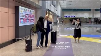 蘇貞昌遇接機超人!小女兒返國投票意外曝