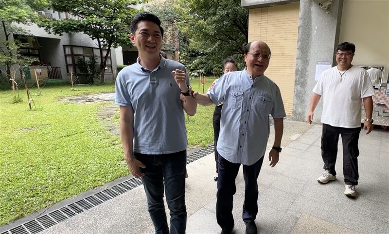 廖偉翔一路在旁攙扶胡志強前往投票。（圖／記者林意筑攝）
