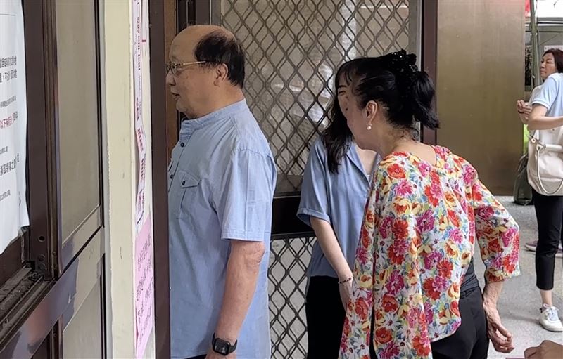 胡志強與妻子邵曉鈴同前往西屯區惠來國小投票