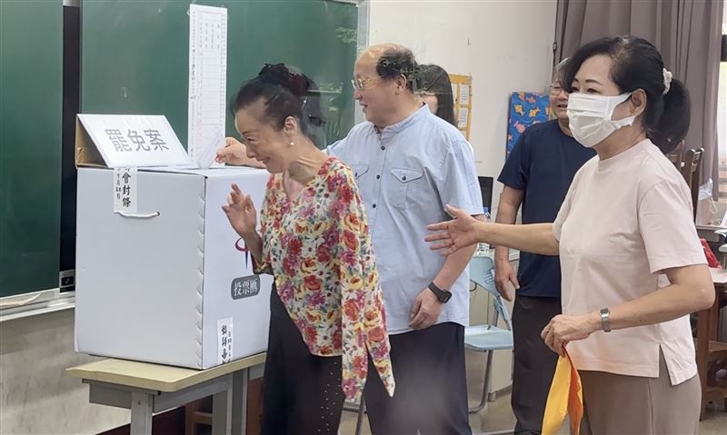 胡志強與妻子邵曉鈴同前往西屯區惠來國小投票