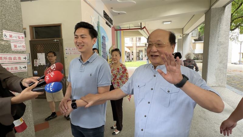廖偉翔全程在旁攙扶胡志強。（圖／記者林意筑攝）