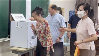 胡志強牽手愛妻投票！廖偉翔一路攙扶陪同