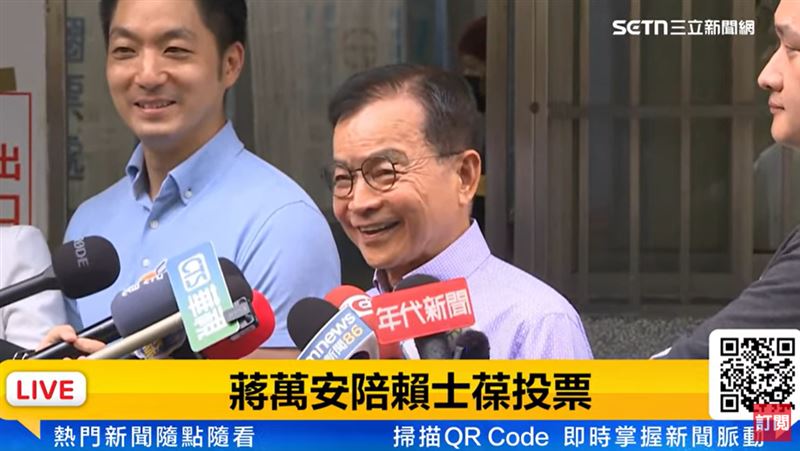 台北市長蔣萬安陪同國民黨立委賴士葆前往景美國小投開票所
