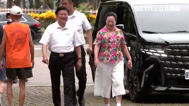 傅崐萁和徐榛蔚一早現身投票所。（圖／翻攝畫面）