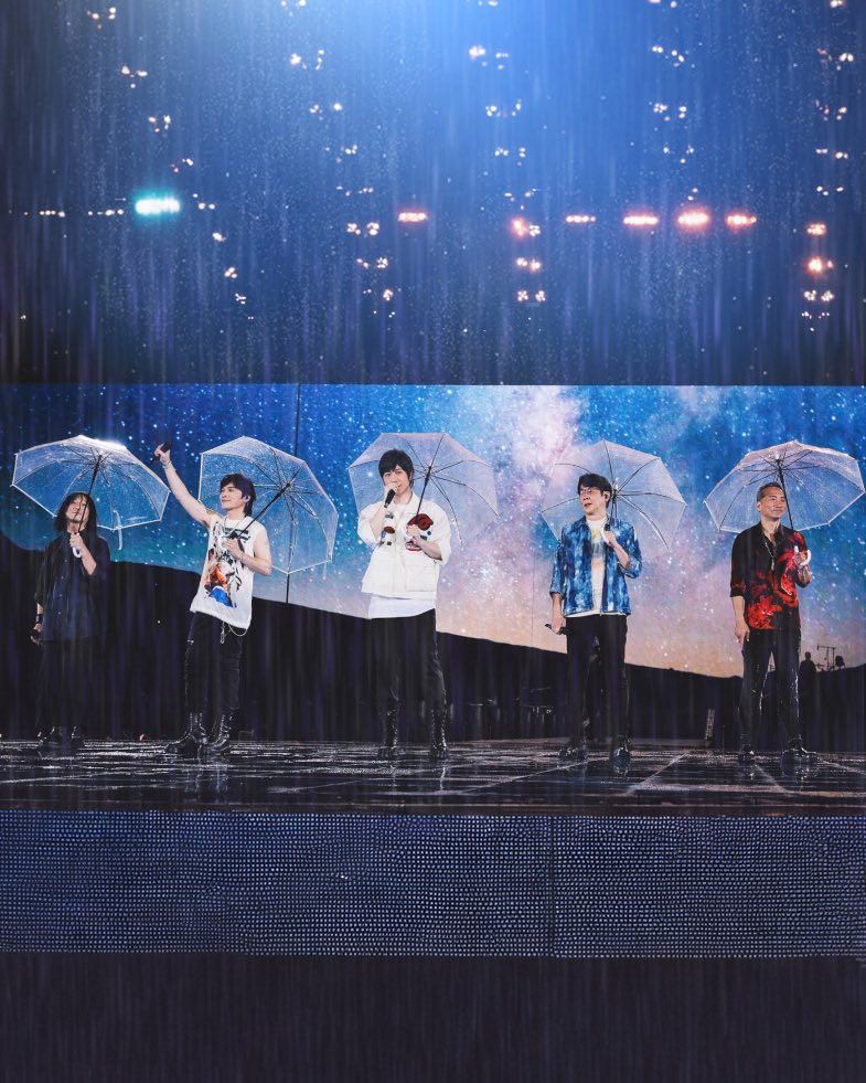 五月天鳥巢演唱會首日遇上暴雨，阿信敬業演出仍不忘趁著空檔整理髮型。（圖／翻攝自臉書）