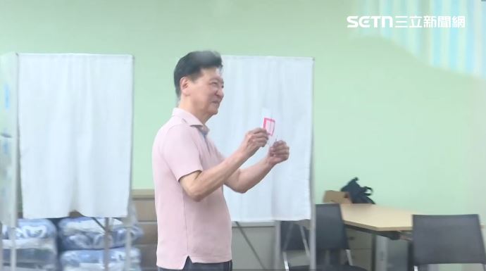 趙少康將選票亮給媒體拍。（圖／翻攝畫面）