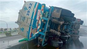 嘉義,西濱快速公路,油罐車,翻覆。（圖／翻攝畫面）