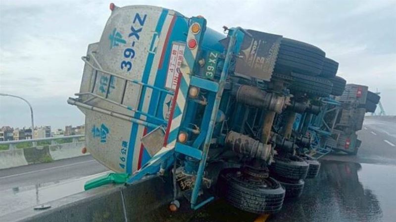 西濱快速公路嘉義縣布袋南下路段，發生油罐車翻覆事故。（圖／翻攝畫面）