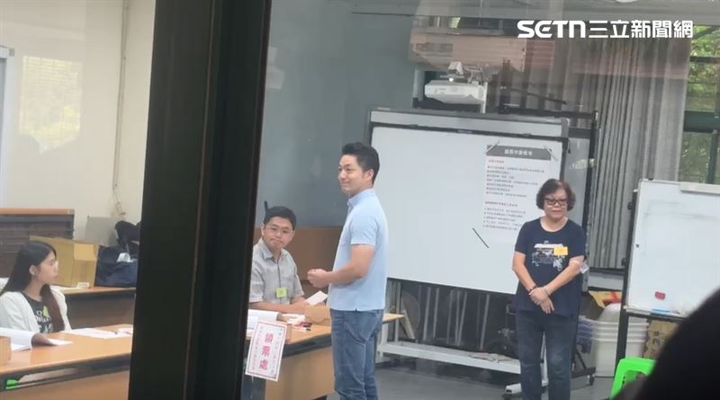 蔣萬安陪伴完黨籍立委投票後，前往投開票所投票。（圖／翻攝畫面）