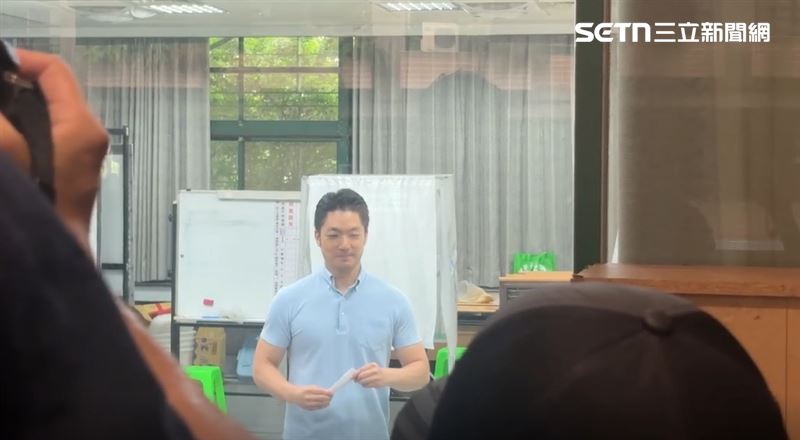 蔣萬安陪伴完黨籍立委投票後，前往投開票所投票。（圖／翻攝畫面）