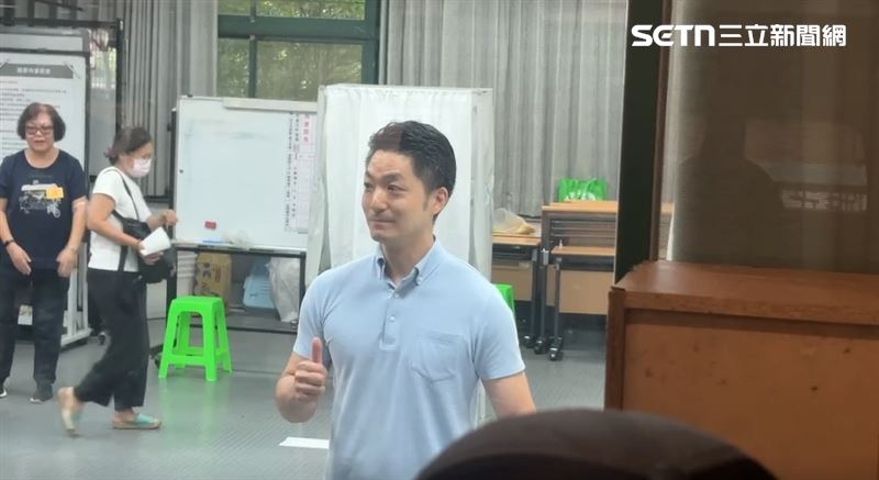 蔣萬安陪伴完黨籍立委投票後，前往投開票所投票。（圖／翻攝畫面）