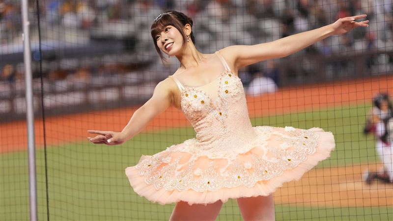 統一獅女孩Maggie演出芭蕾舞，原本自認準備不足而想法負面。（圖／統一獅提供）