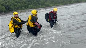 花蓮,萬里溪,溯溪,溪水暴漲,受困。（圖／翻攝畫面）