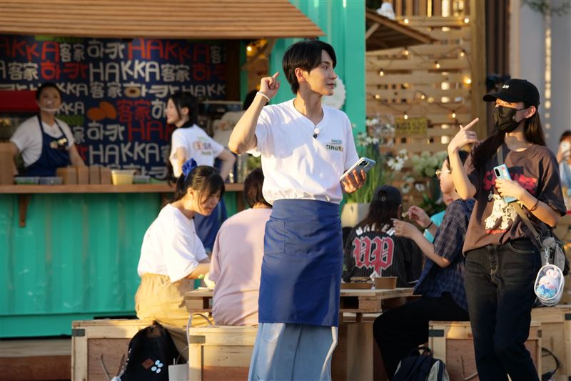 利特與台灣藝人共同主持客家電視台節目《廚師的迫降：客家廚房》並入圍金鐘獎。（圖／客家台提供）