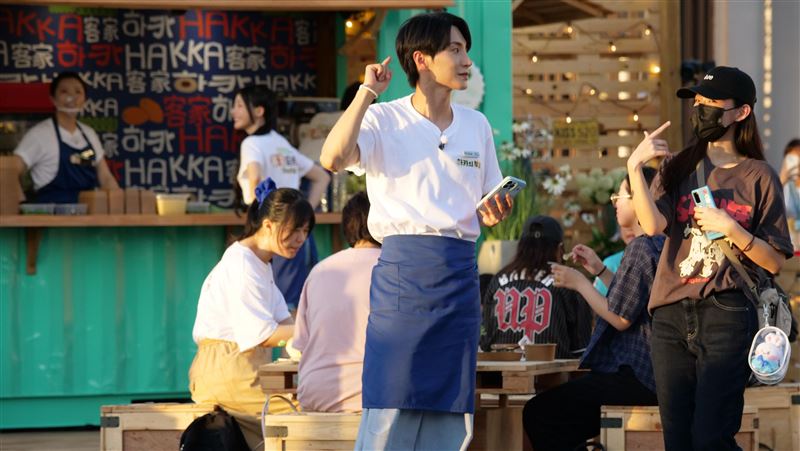 利特展現親民魅力寵粉無限。（圖／客家台提供）