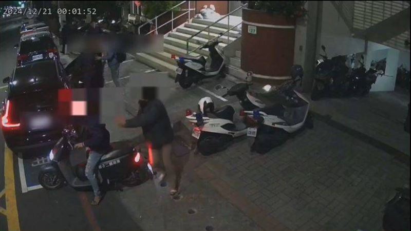邱女準備解送時，忽然跳上一旁丈夫接應的機車，最後仍被警方逮捕。（圖／翻攝畫面）