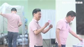 ▲趙少康在大罷免投票日「亮票」3連拍。（圖／翻攝畫面）