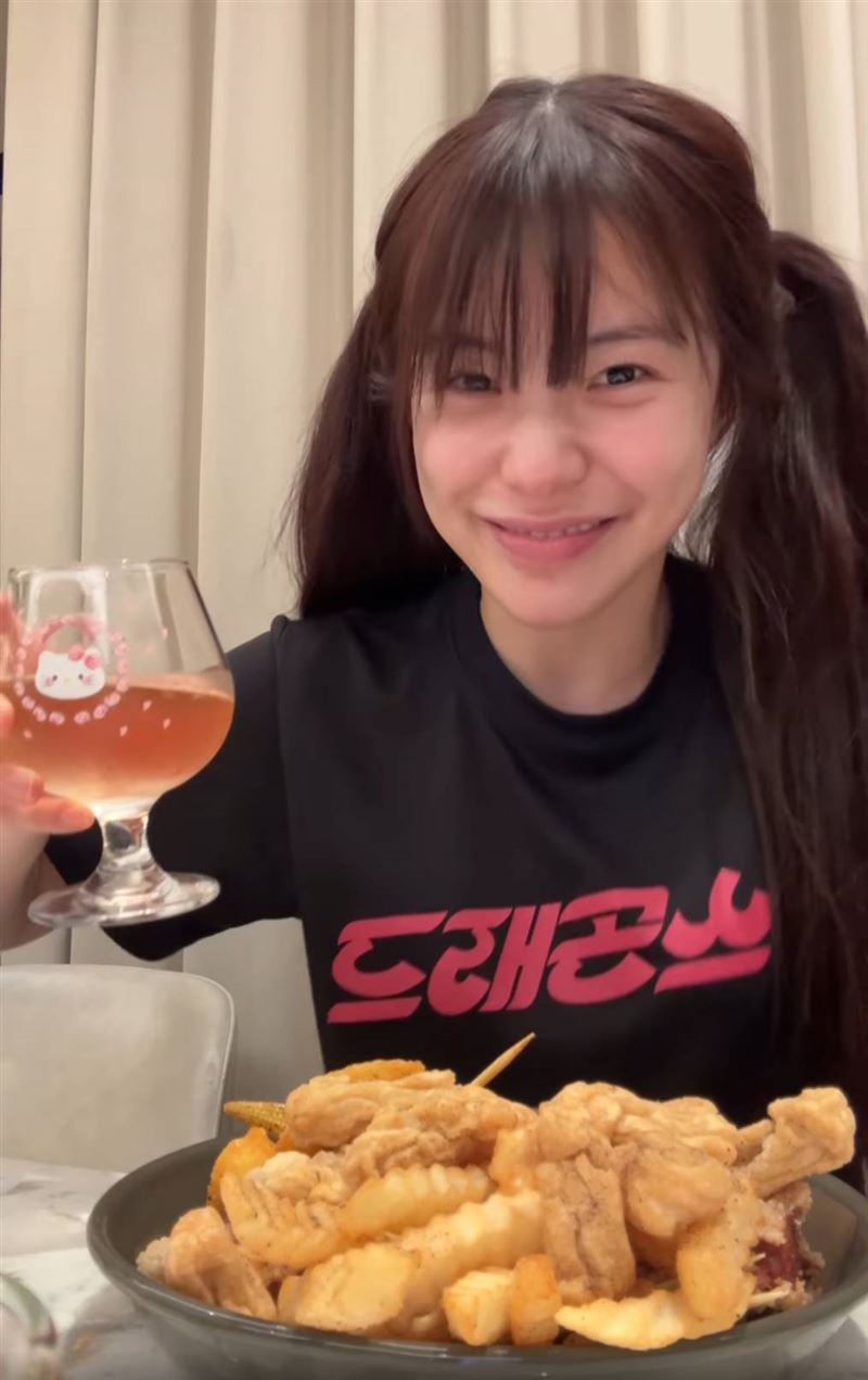 李多慧喝酒配炸物。（圖／翻攝自Threads）