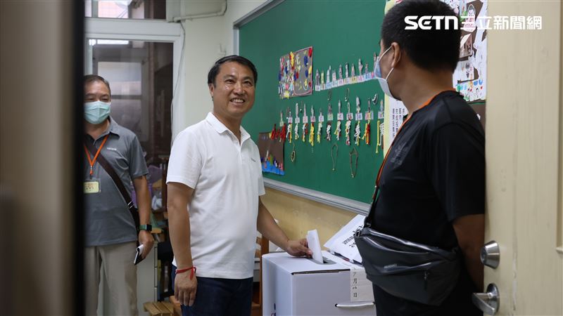 國民黨立委涂權吉赴投票所。（圖／記者陳韋帆攝影）