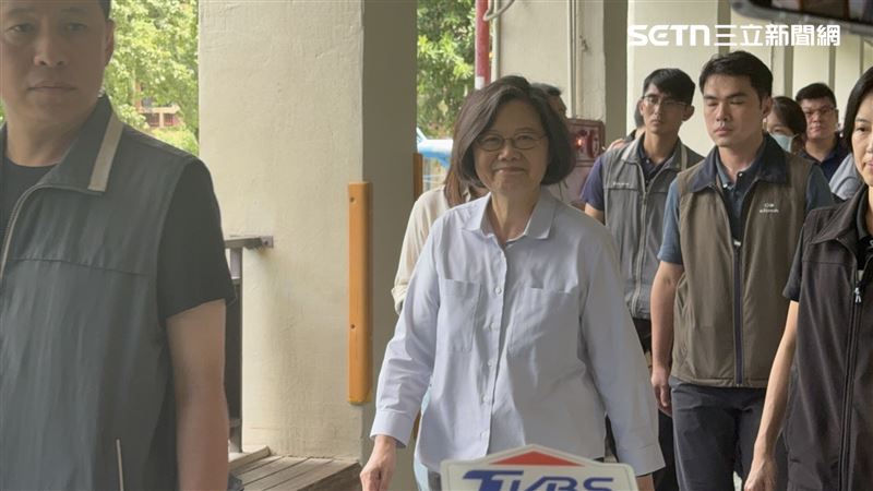 蔡英文現身北市大安區建安國小投罷免票。（圖／記者劉秀敏攝影）