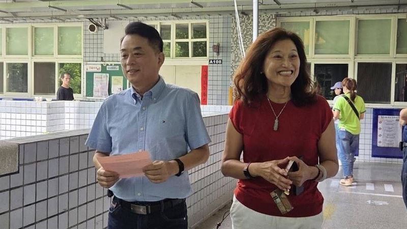 726大罷免／魯明哲攜妻投票：盼有好結果