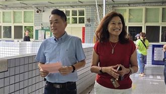 魯明哲攜妻投票:希望會有好結果