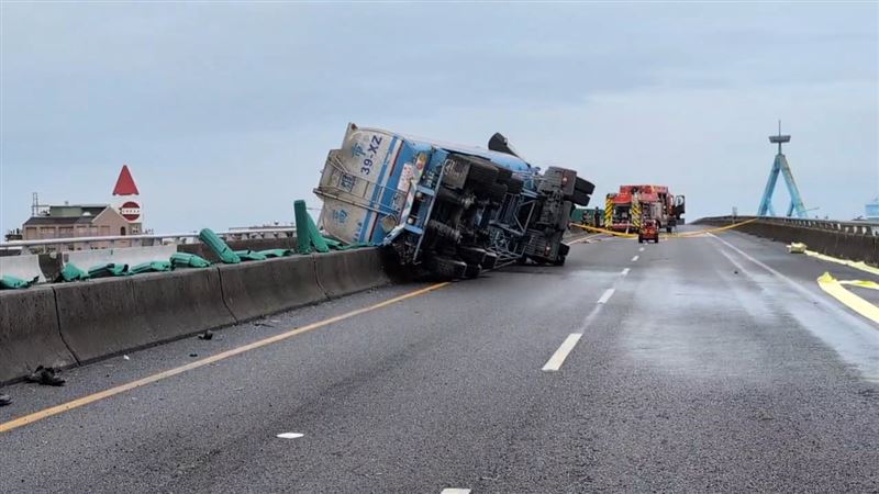 畫面曝光！西濱化學槽車翻覆全線封閉