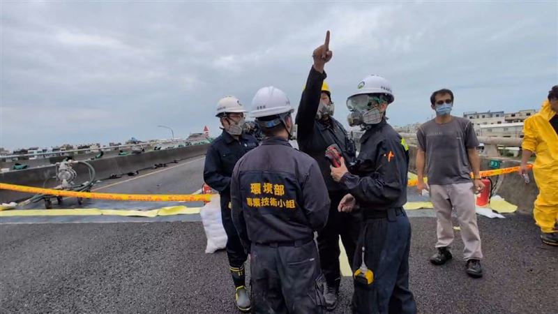 環境部應變人員前往現場處理。（圖／翻攝畫面）