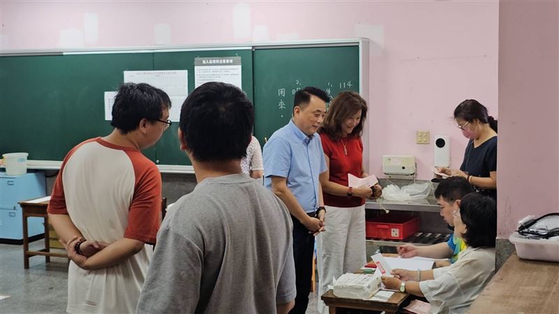 魯明哲偕妻投票，他期盼會有好結果。（圖／翻攝畫面）