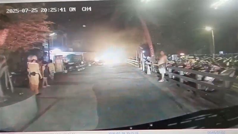 機車行旁邊就是民宅區，所幸火勢被即時撲滅未擴大。（圖／翻攝畫面）
