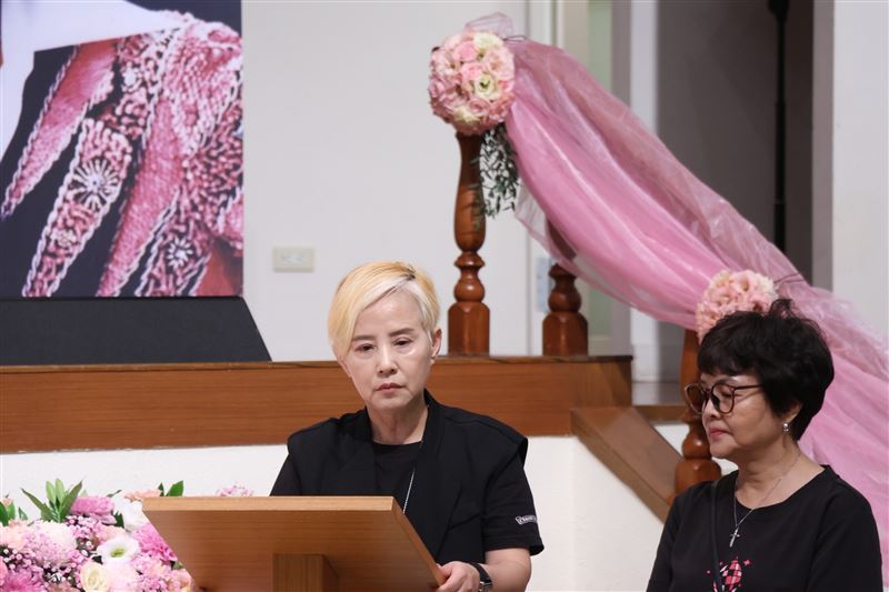 林沖追思會，由李明依擔任司儀，好友林松義不捨大哭。（圖／記者鄭孟晃攝影）