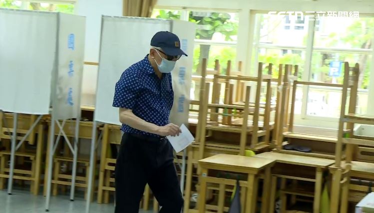 曹興誠現身投票。（圖／翻攝畫面）